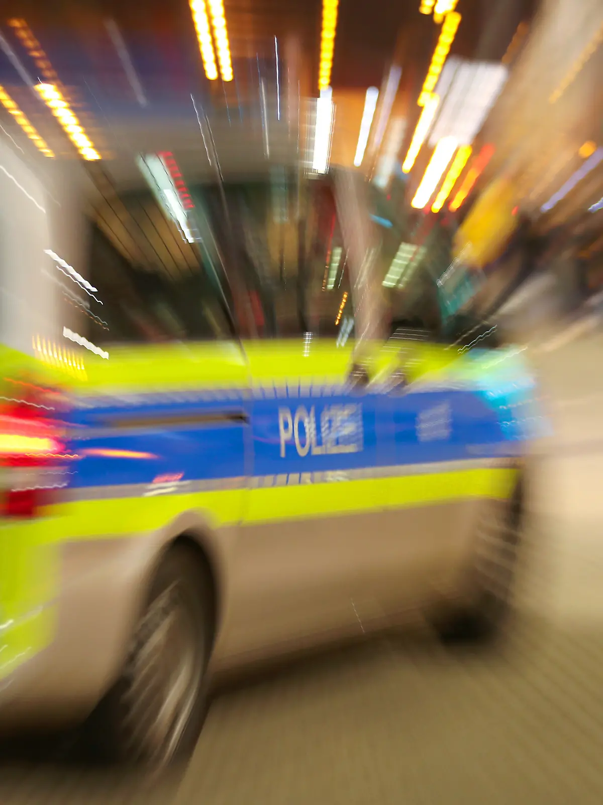 Bild zu: "Unbeteiligter bei illegalem Rennen schwer verletzt "
