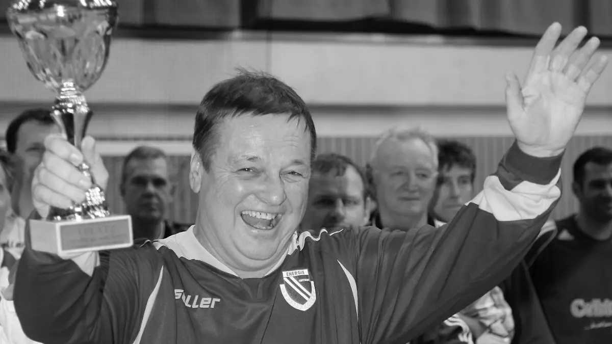 Andreas Wendt mit Pokal beim Knaller Turnier der Legenden in Cottbus 2009