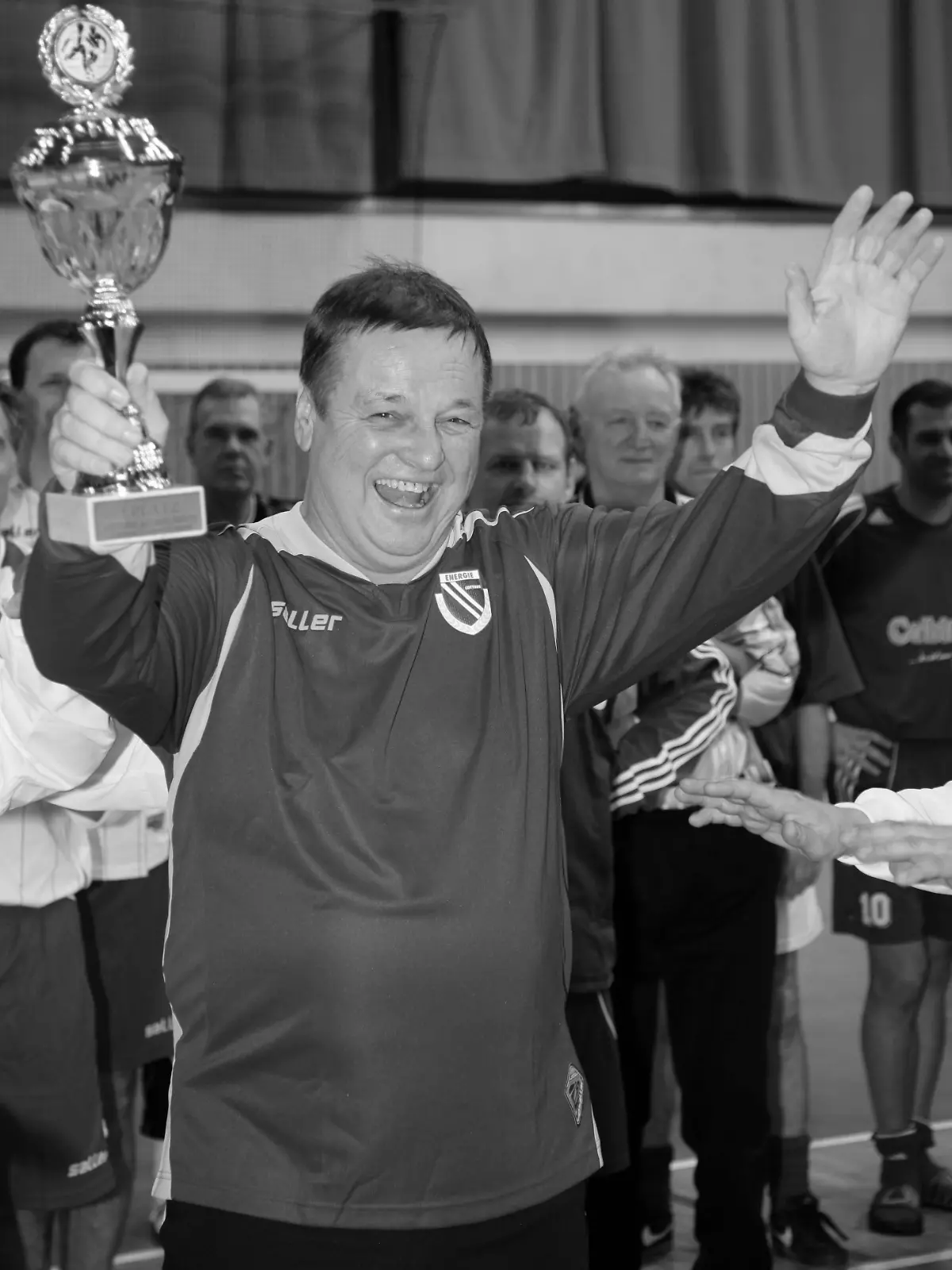 Andreas Wendt mit Pokal beim Knaller Turnier der Legenden in Cottbus 2009