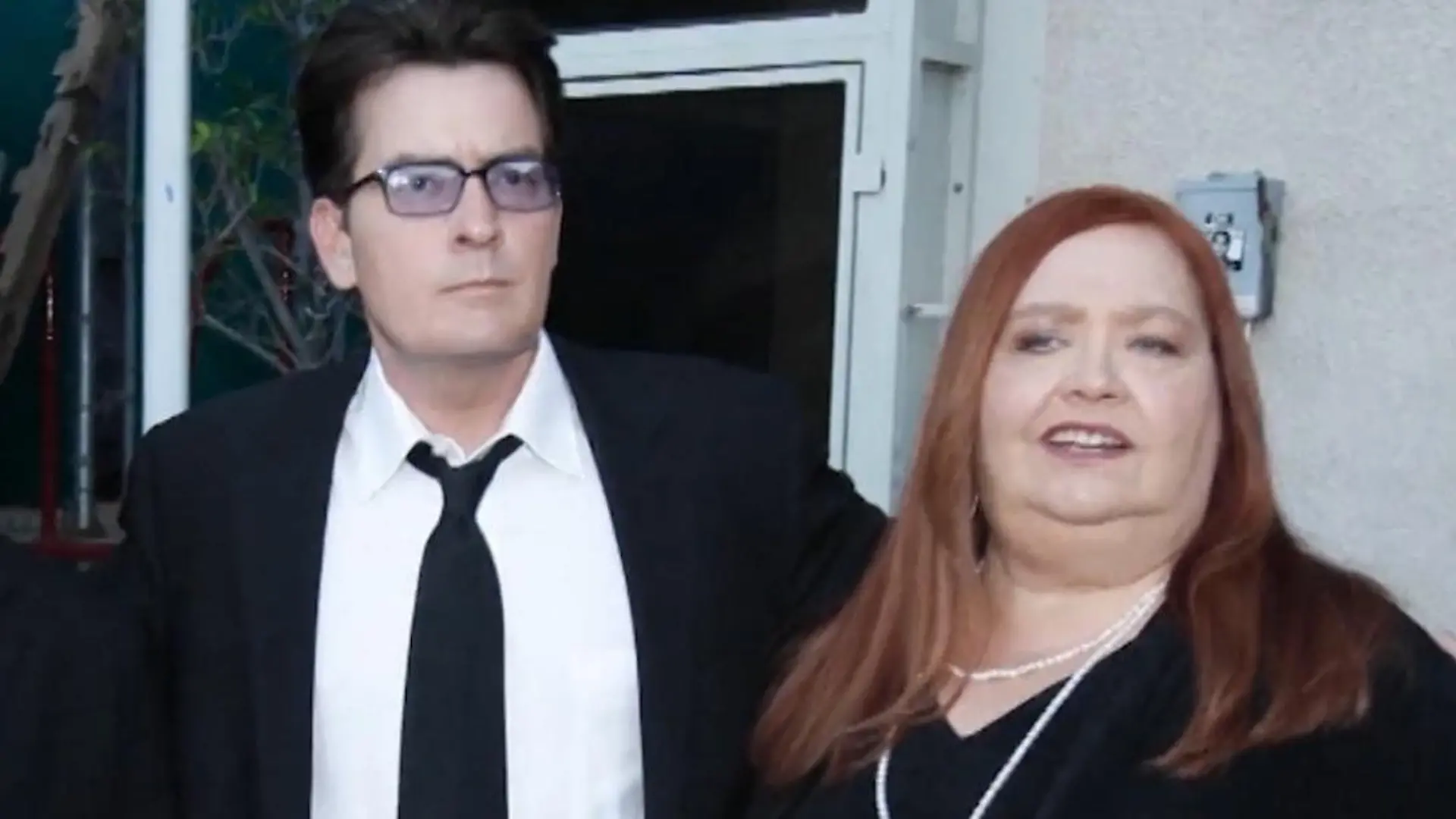Charlie Sheen nimmt emotional Abschied von "Berta" Schauspielerin Conchata Ferrell ist tot