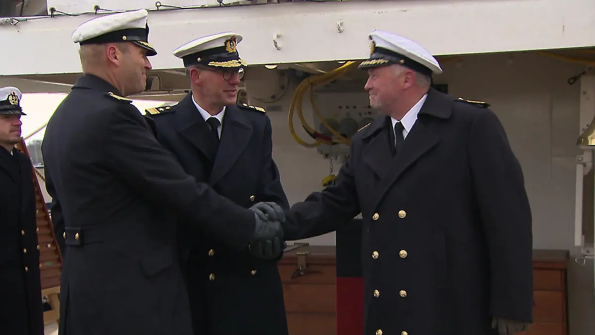 Kommandoübergabe auf der Gorch Fock: Nils Brandt (rechts) übergibt an Andreas-Peter Graf von Kielmansegg (inks).