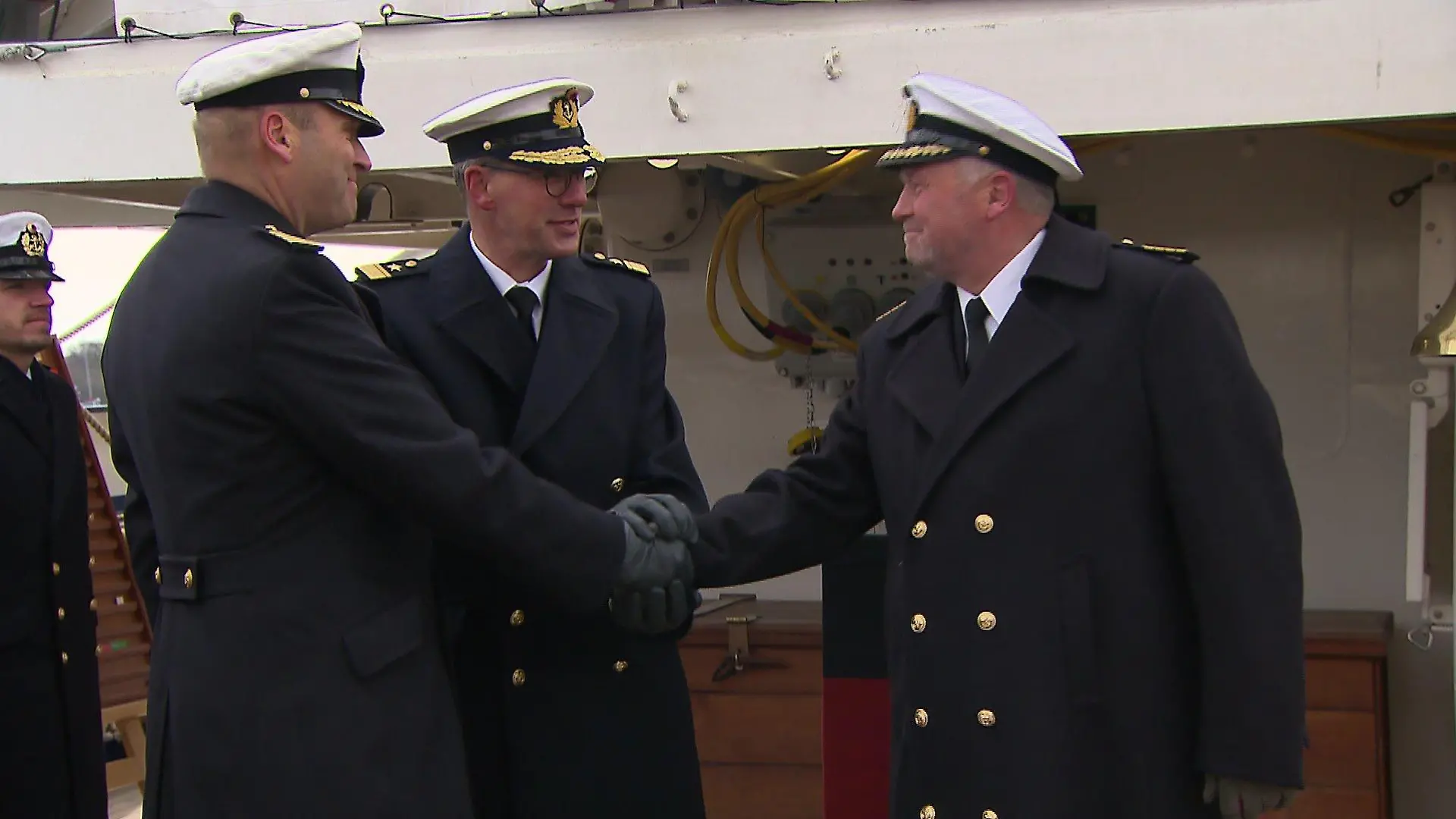Kommandoübergabe auf der Gorch Fock: Nils Brandt (rechts) übergibt an Andreas-Peter Graf von Kielmansegg (inks).