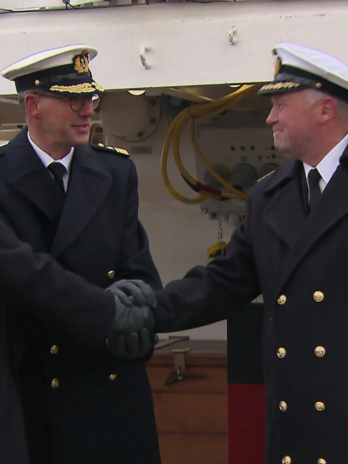 Kommandoübergabe auf der Gorch Fock: Nils Brandt (rechts) übergibt an Andreas-Peter Graf von Kielmansegg (inks).