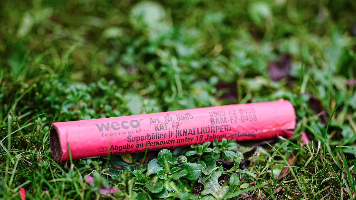 Ein Böller liegt auf dem Rasen 