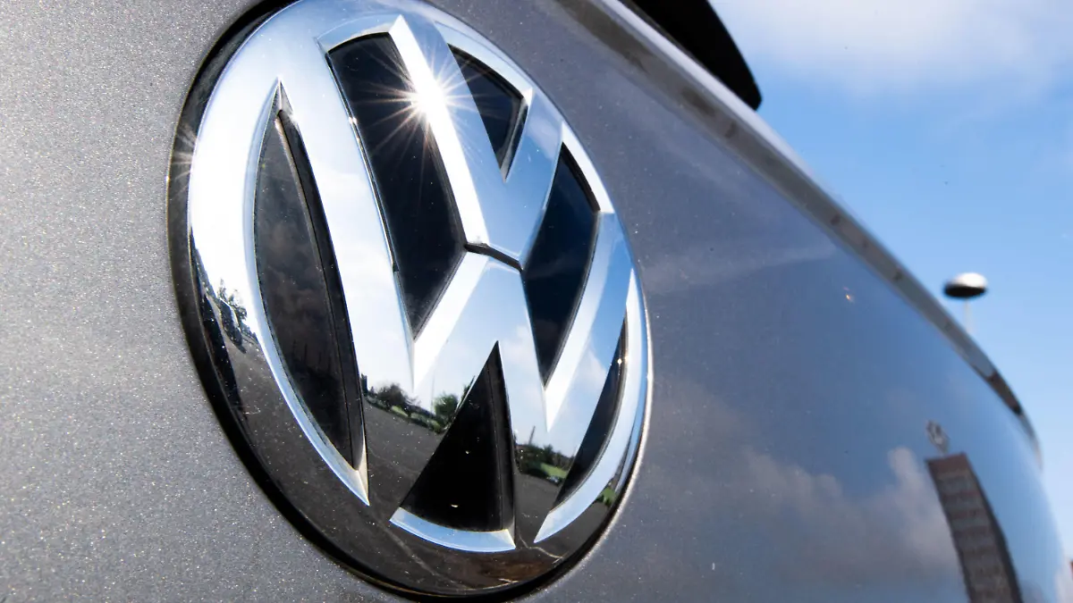 ARCHIV - 11.08.2021, Niedersachsen, Wolfsburg: Ein Volkswagen Golf steht auf einem Mitarbeiterparkplatz vor dem VW Werk Wolfsburg. Anhaltende Probleme in der Chipversorgung und bei weiteren Zulieferungen zwingen VW zu einem vorläufigen Bestellstopp für mehrere Modelle mit Hybridantrieb. (zu dpa «Vorläufiger Bestellstopp für Hybridmodelle von Volkswagen») Foto: Julian Stratenschulte/dpa +++ dpa-Bildfunk +++