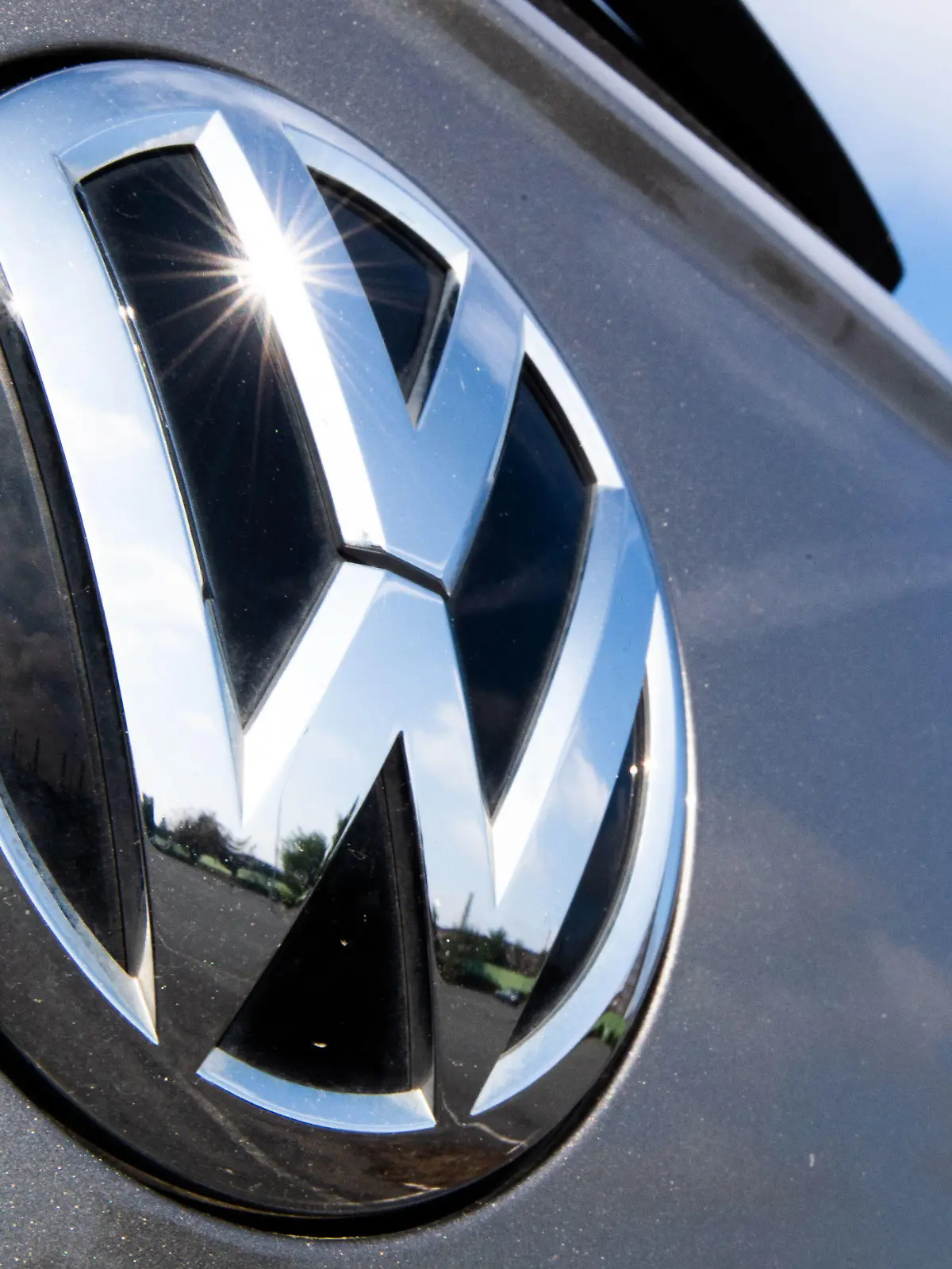 ARCHIV - 11.08.2021, Niedersachsen, Wolfsburg: Ein Volkswagen Golf steht auf einem Mitarbeiterparkplatz vor dem VW Werk Wolfsburg. Anhaltende Probleme in der Chipversorgung und bei weiteren Zulieferungen zwingen VW zu einem vorläufigen Bestellstopp für mehrere Modelle mit Hybridantrieb. (zu dpa «Vorläufiger Bestellstopp für Hybridmodelle von Volkswagen») Foto: Julian Stratenschulte/dpa +++ dpa-Bildfunk +++