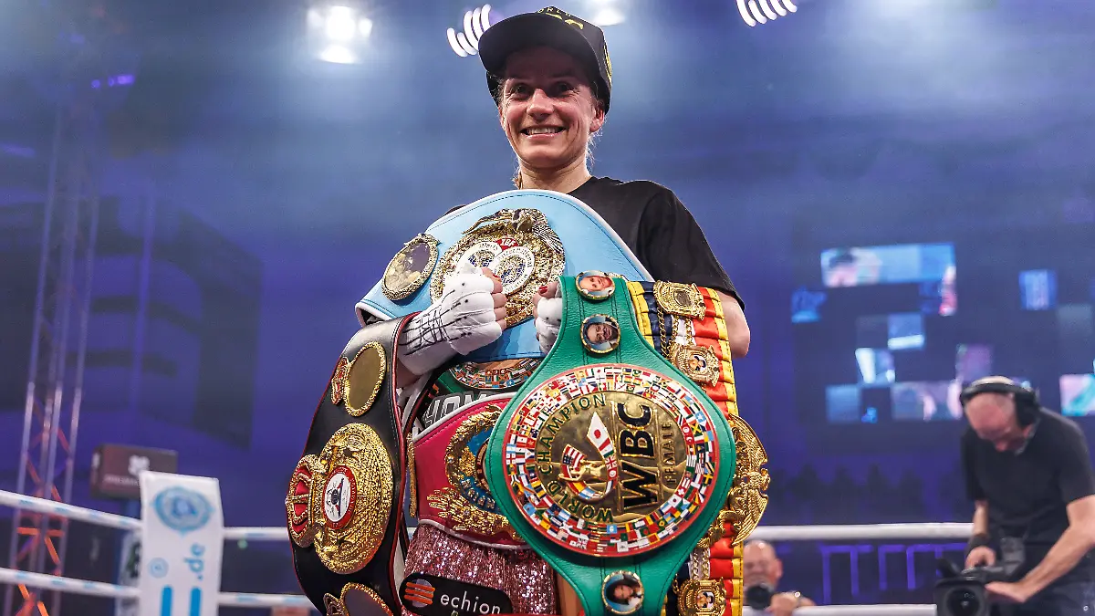 Die deutsche Profi-Boxerin Tina Rupprecht posiert mit den Weltmeisterschaftsgürteln der Verbände IBF, WBO, WBC und WBA