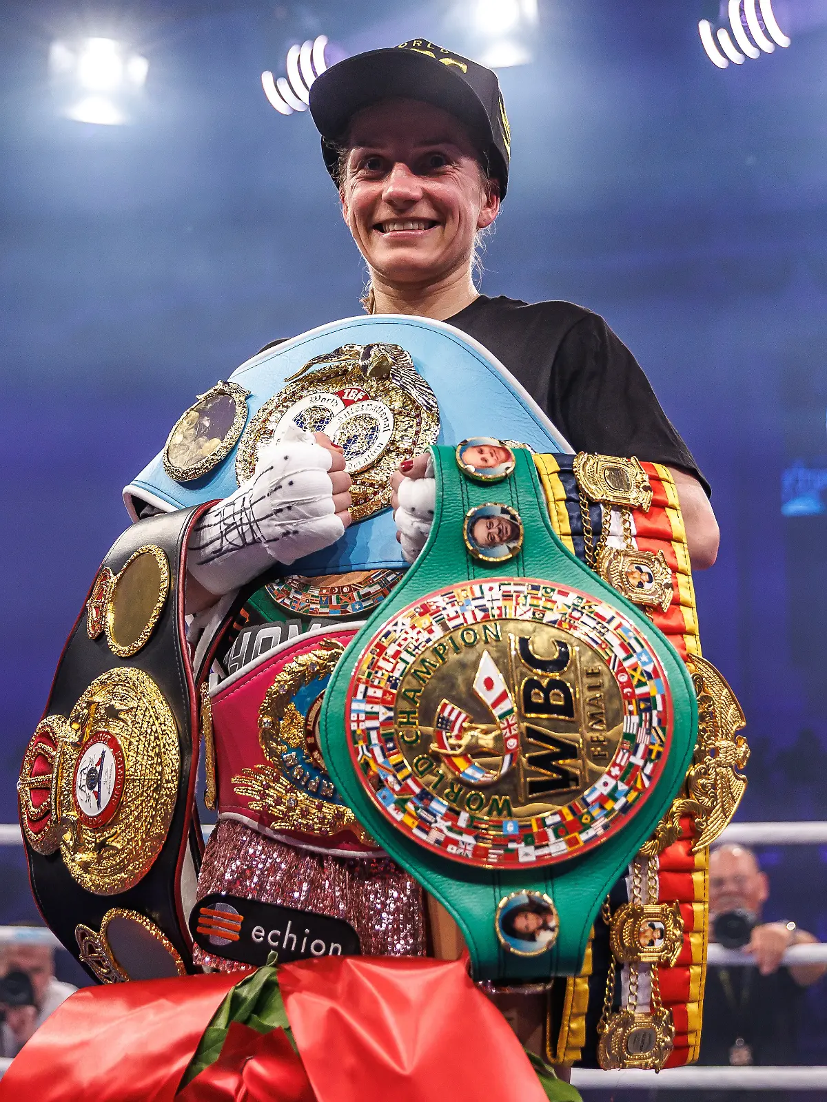 Die deutsche Profi-Boxerin Tina Rupprecht posiert mit den Weltmeisterschaftsgürteln der Verbände IBF, WBO, WBC und WBA