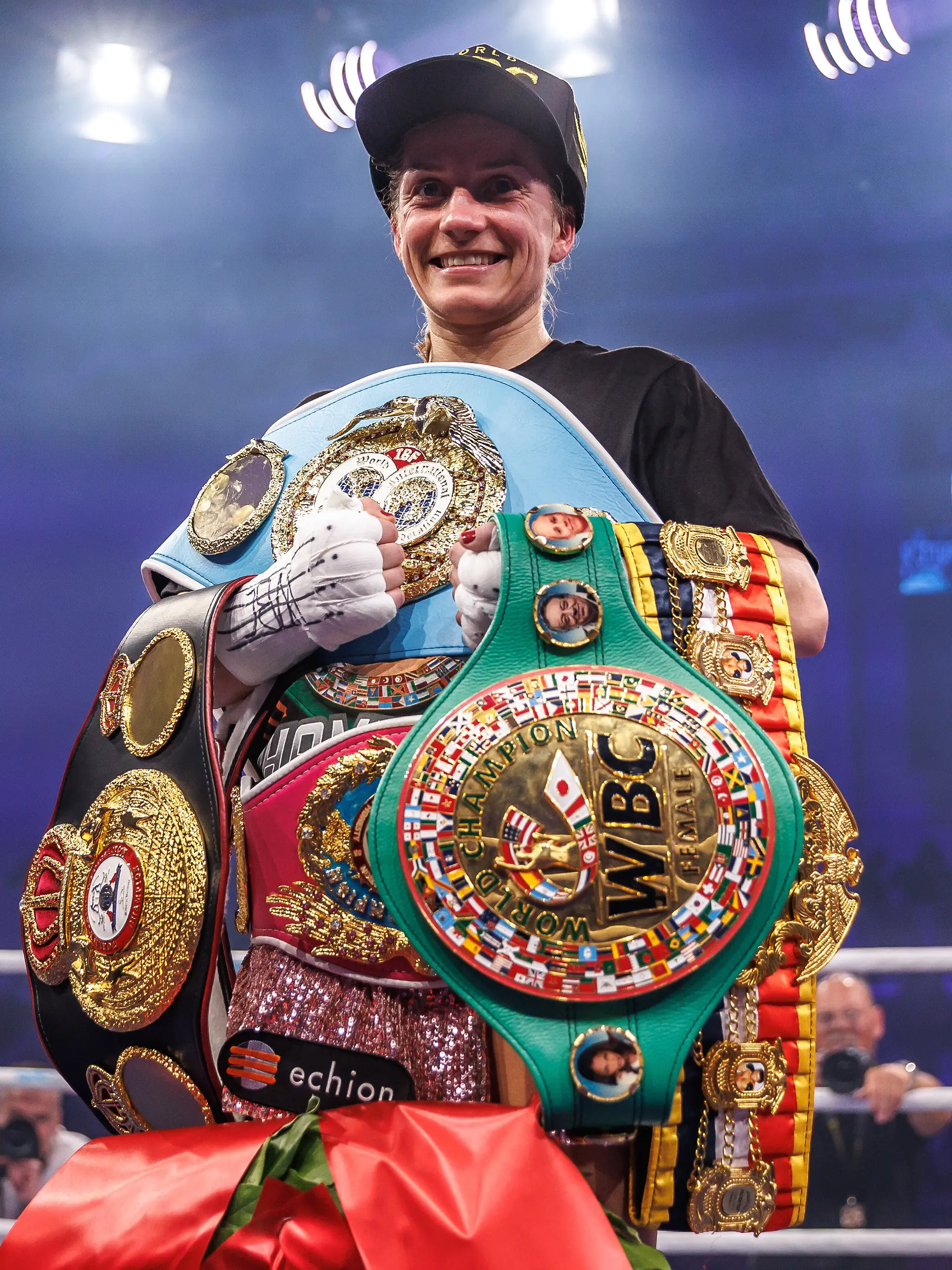 Die deutsche Profi-Boxerin Tina Rupprecht posiert mit den Weltmeisterschaftsgürteln der Verbände IBF, WBO, WBC und WBA