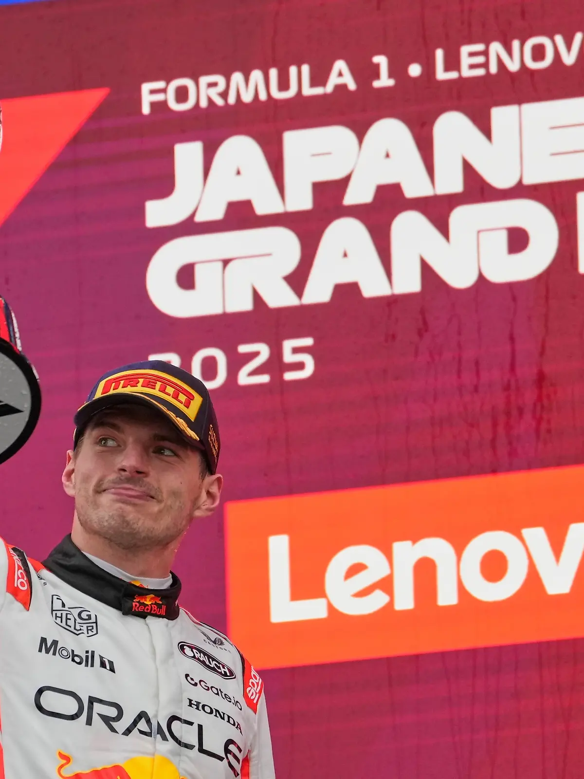 Red-Bull-Pilot Max Verstappen jubelt nach seinem Sieg beim Japan-GP mit dem Siegerpokal
