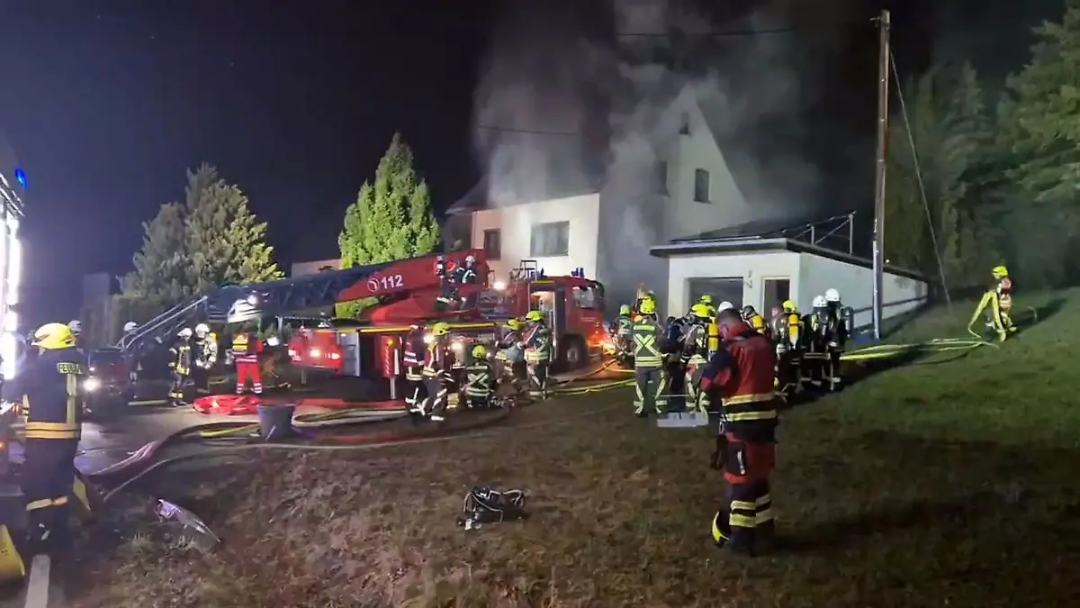 Zwei Menschen sind bei einem Brand in Clausnitz im Osterzgebirge gestorben. Nun wurde bekannt: Die Leistelle hatte zunächst in einem ganz anderen Ort die Feuerwehr losgeschickt. (Archivbild)