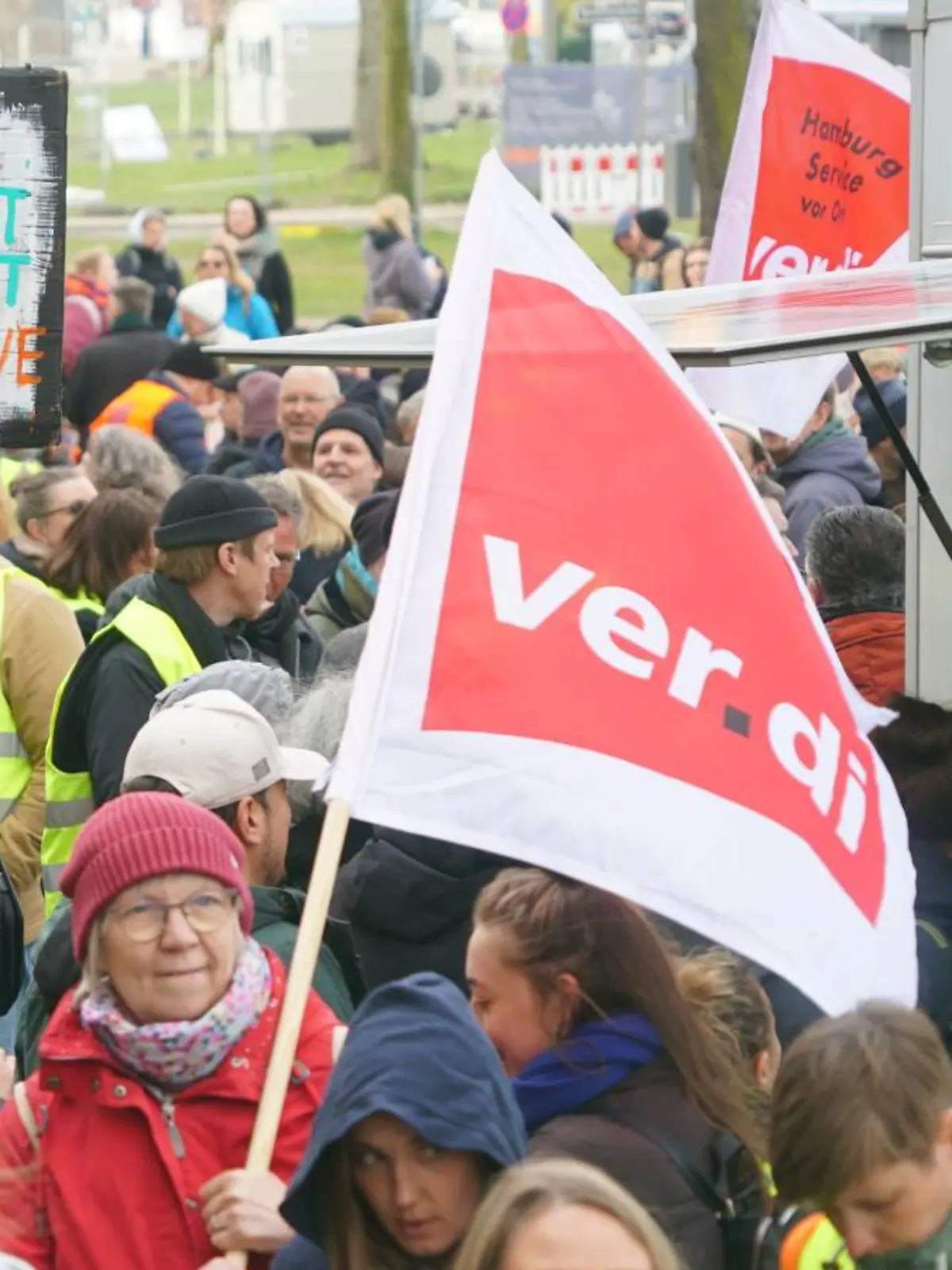 Bild zu: "Mehr Geld für Millionen Deutsche – vorerst keine Streiks mehr"