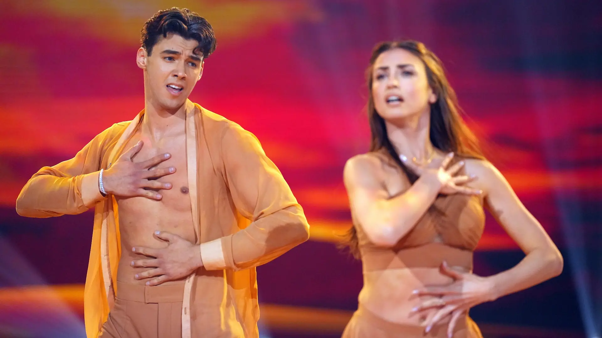 Diego Pooth und Ekaterina Leonova tanzen Contemporary.
+++ Die Verwendung des sendungsbezogenen Materials ist nur mit dem Hinweis und Verlinkung auf RTL+ gestattet. +++