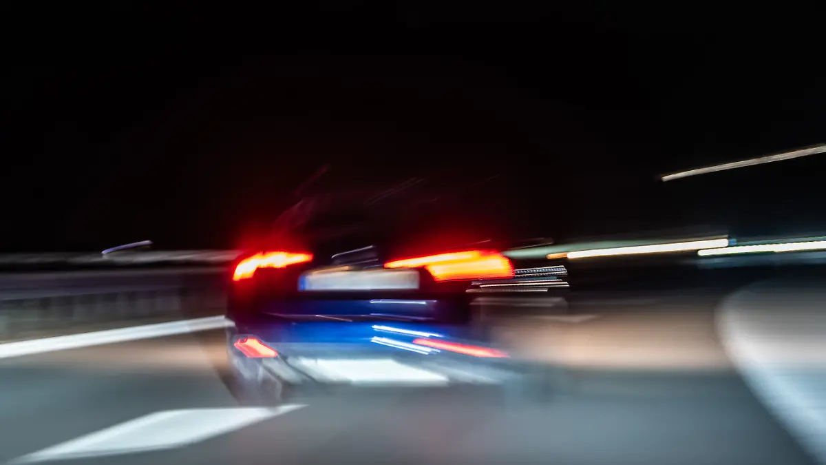 Ein Auto fährt nachts auf der Autobahn