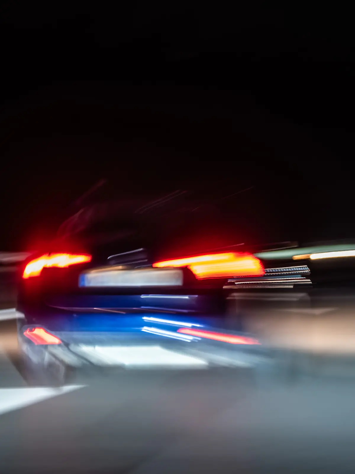 Ein Auto fährt nachts auf der Autobahn