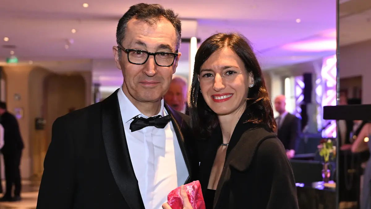 Zusammen mit seiner neuen Partnerin, der kanadischen Anwältin Flavia Zaka, besuchte der amtierende Bundeslandwirtschaftsminister Cem Özdemir den 72. Bundespresseball in Berlin.