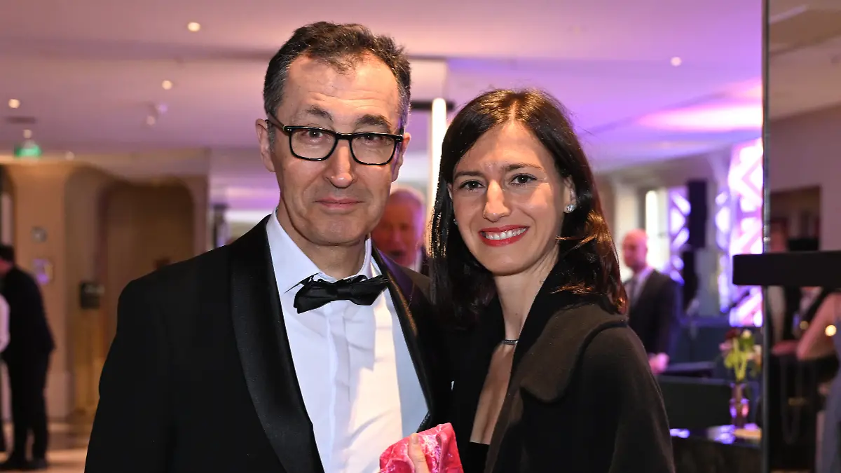 Zusammen mit seiner neuen Partnerin, der kanadischen Anwältin Flavia Zaka, besuchte der amtierende Bundeslandwirtschaftsminister Cem Özdemir den 72. Bundespresseball in Berlin.