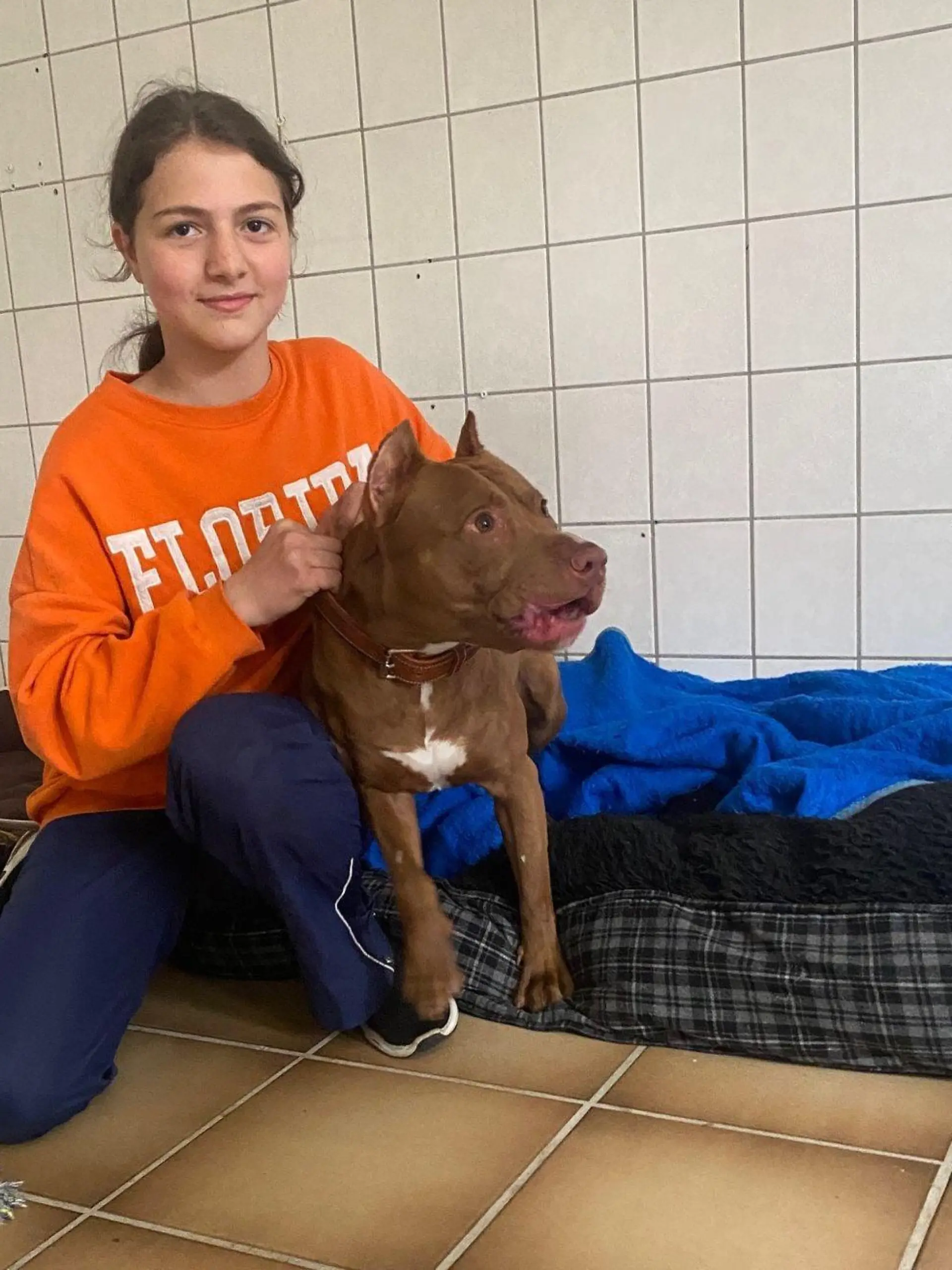 Sofia und ihr Hund Jerry im Tierheim gucken in die Kamera