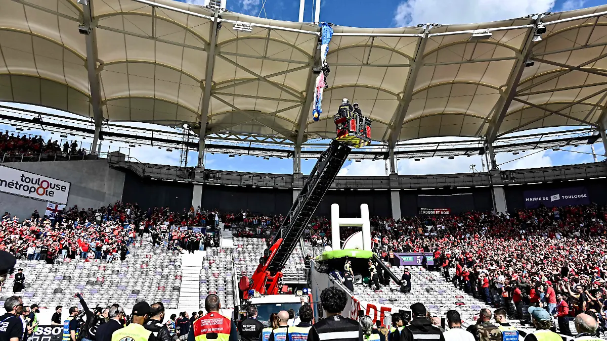 Ein Fallschirmspringer, der zum Anpfiff des Achtelfinalspiels des Champions Cups im Rugby zwischen Toulouse und Sale den Spielball aufs Spielfeld bringen sollte, wurde vom Wind auf dem Stadiondach erfasst und anschließend von der Feuerwehr gerettet.