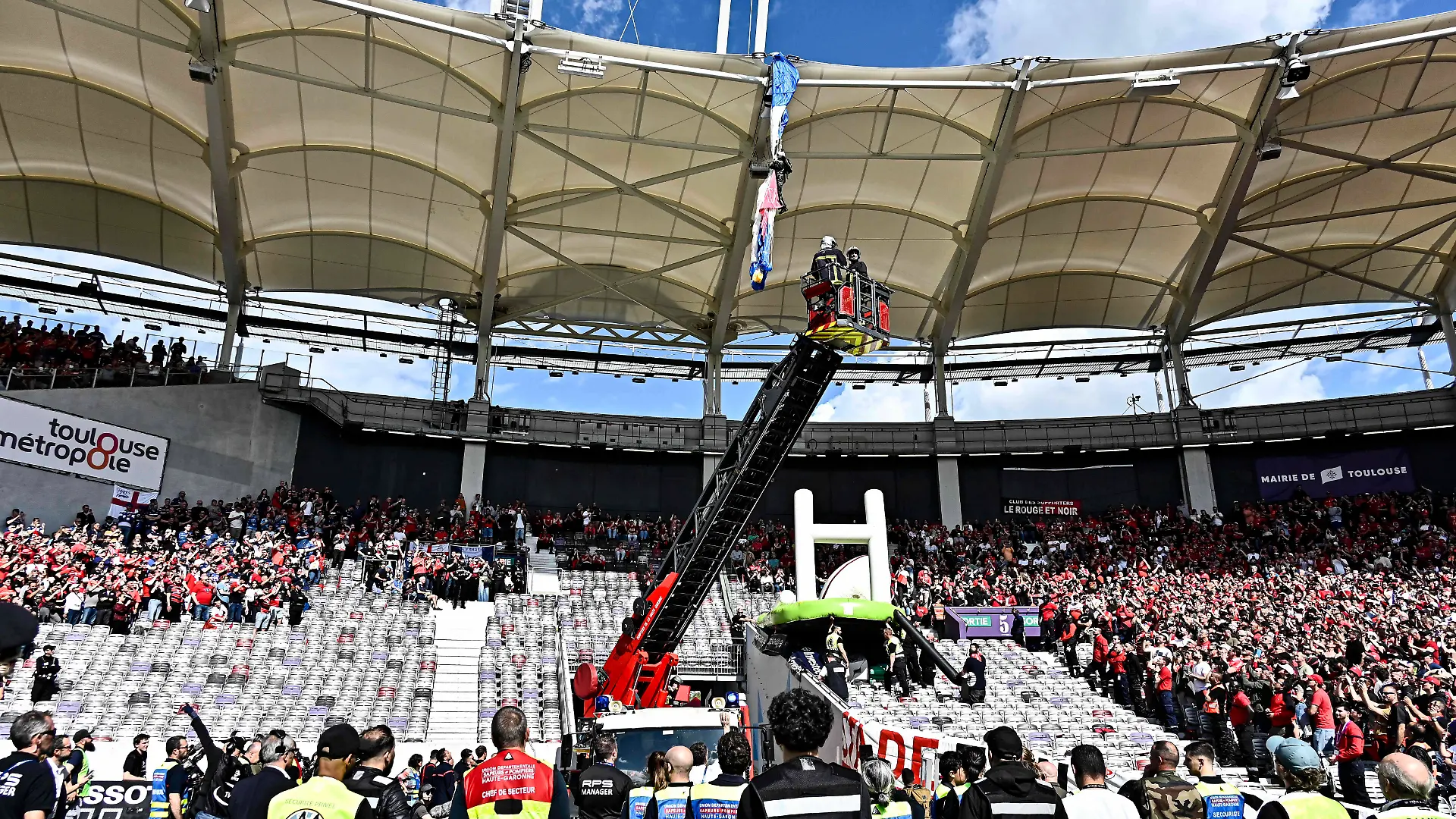 Ein Fallschirmspringer, der zum Anpfiff des Achtelfinalspiels des Champions Cups im Rugby zwischen Toulouse und Sale den Spielball aufs Spielfeld bringen sollte, wurde vom Wind auf dem Stadiondach erfasst und anschließend von der Feuerwehr gerettet. 