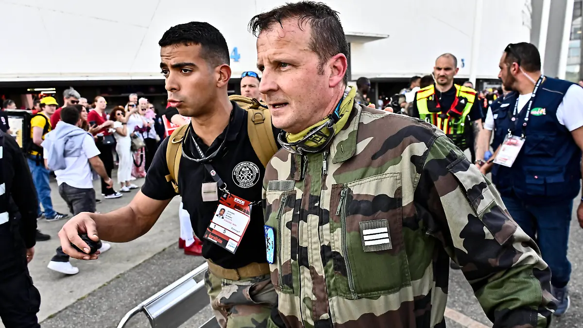 Sichtlich mitgenommen wirkt der Fallschirmspringer, der in Toulouse beim Rugby-Achtelfinalspiel des Champions Cups zwischen Toulouse und Salehängen am Stadiondach in Toulouse hängen geblieben war.