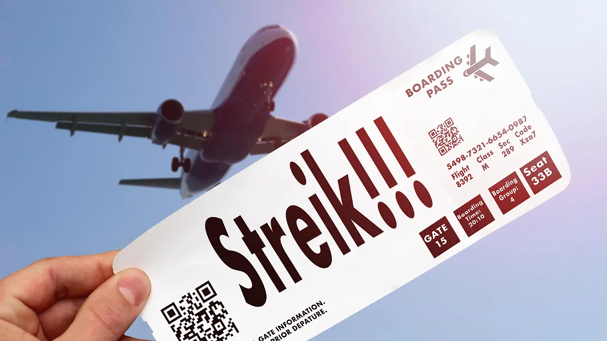 FOTOMONTAGE, ein Flugticket mit der Aufschrift Streik wird vor einem abhebenden Flugzeug gehalten. Das Bild verweist auf Streiks im Flugverkehr, die zu massiven Einschränkungen für Reisende führen können.