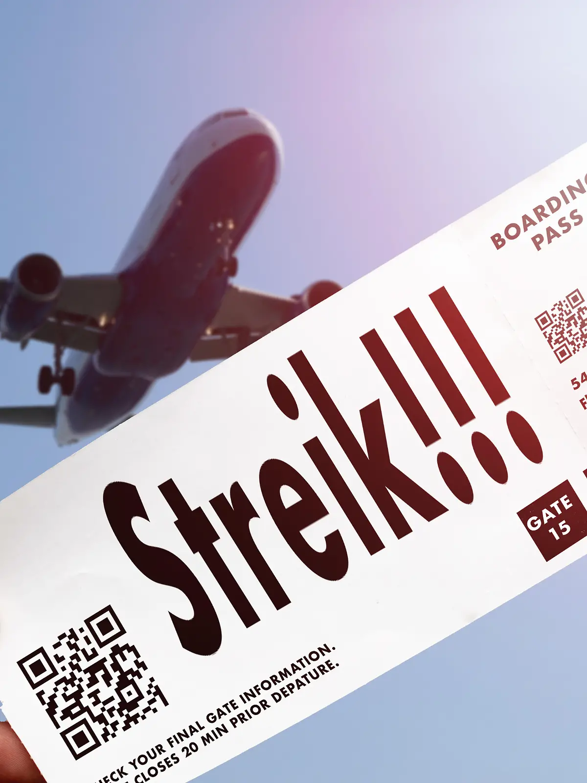 FOTOMONTAGE, ein Flugticket mit der Aufschrift Streik wird vor einem abhebenden Flugzeug gehalten. Das Bild verweist auf Streiks im Flugverkehr, die zu massiven Einschränkungen für Reisende führen können.