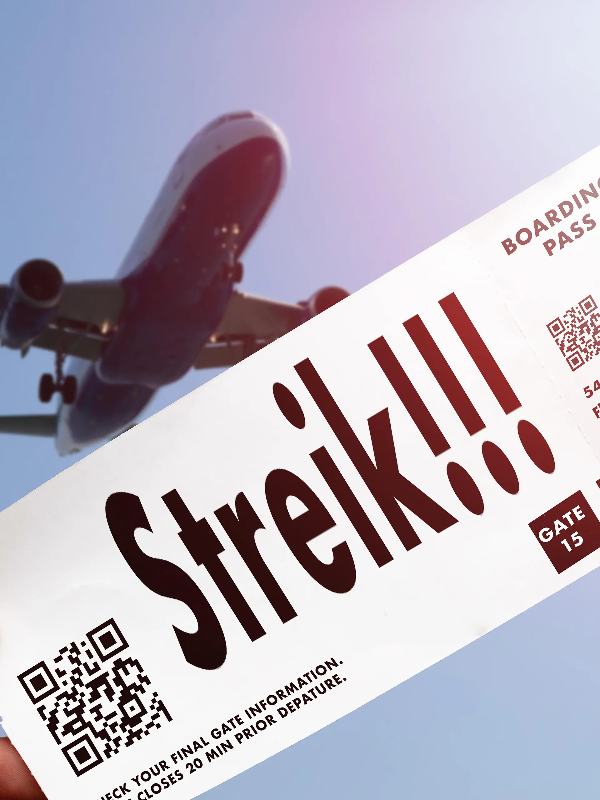 FOTOMONTAGE, ein Flugticket mit der Aufschrift Streik wird vor einem abhebenden Flugzeug gehalten. Das Bild verweist auf Streiks im Flugverkehr, die zu massiven Einschränkungen für Reisende führen können.