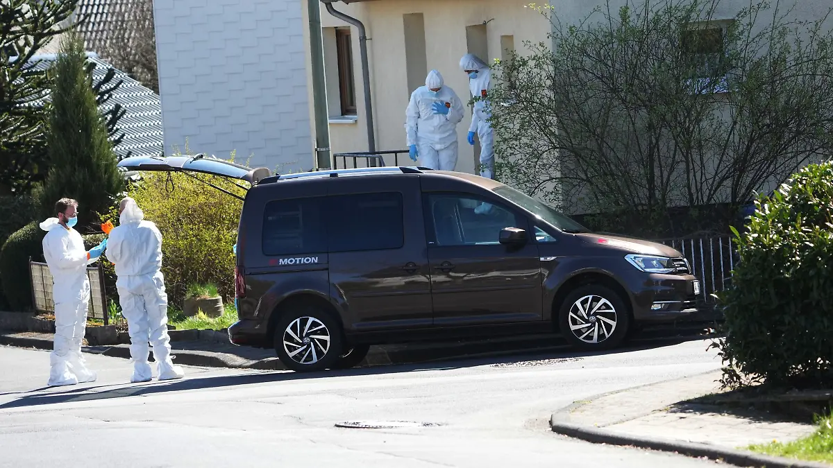 Bei den Toten handelt es sich um eine dreiköpfige Familie.