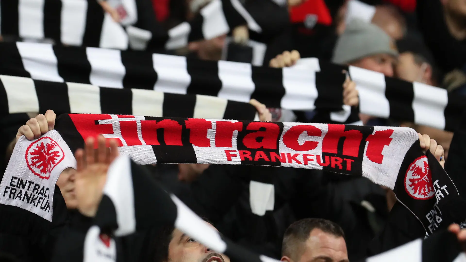 Europa League - Achtelfinale - Eintracht Frankfurt - Real Betis Sevilla am 17.03.2022 im Deutsche Bank Park in Frankfurt Schal von Eintracht Frankfurt *** Europa League Round of 16 Eintracht Frankfurt Real Betis Sevilla on 17 03 2022 at Deutsche Bank Park in Frankfurt scarf of Eintracht Frankfurt UR