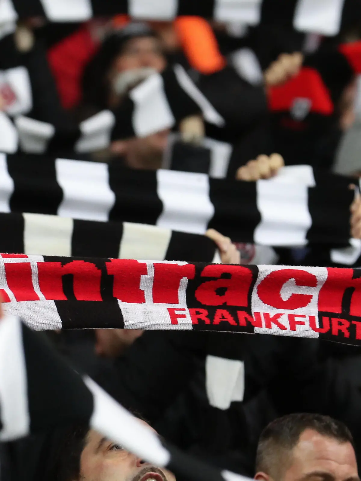  Europa League - Achtelfinale - Eintracht Frankfurt - Real Betis Sevilla am 17.03.2022 im Deutsche Bank Park in Frankfurt Schal von Eintracht Frankfurt *** Europa League Round of 16 Eintracht Frankfurt Real Betis Sevilla on 17 03 2022 at Deutsche Bank Park in Frankfurt scarf of Eintracht Frankfurt UR