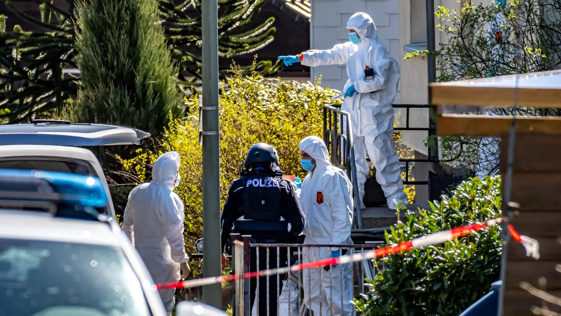 Spurensicherung und Polizei arbeiten in Weitefeld im Westerwald. Drei Menschen sind in Weitefeld im Westerwald tot aufgefunden worden.