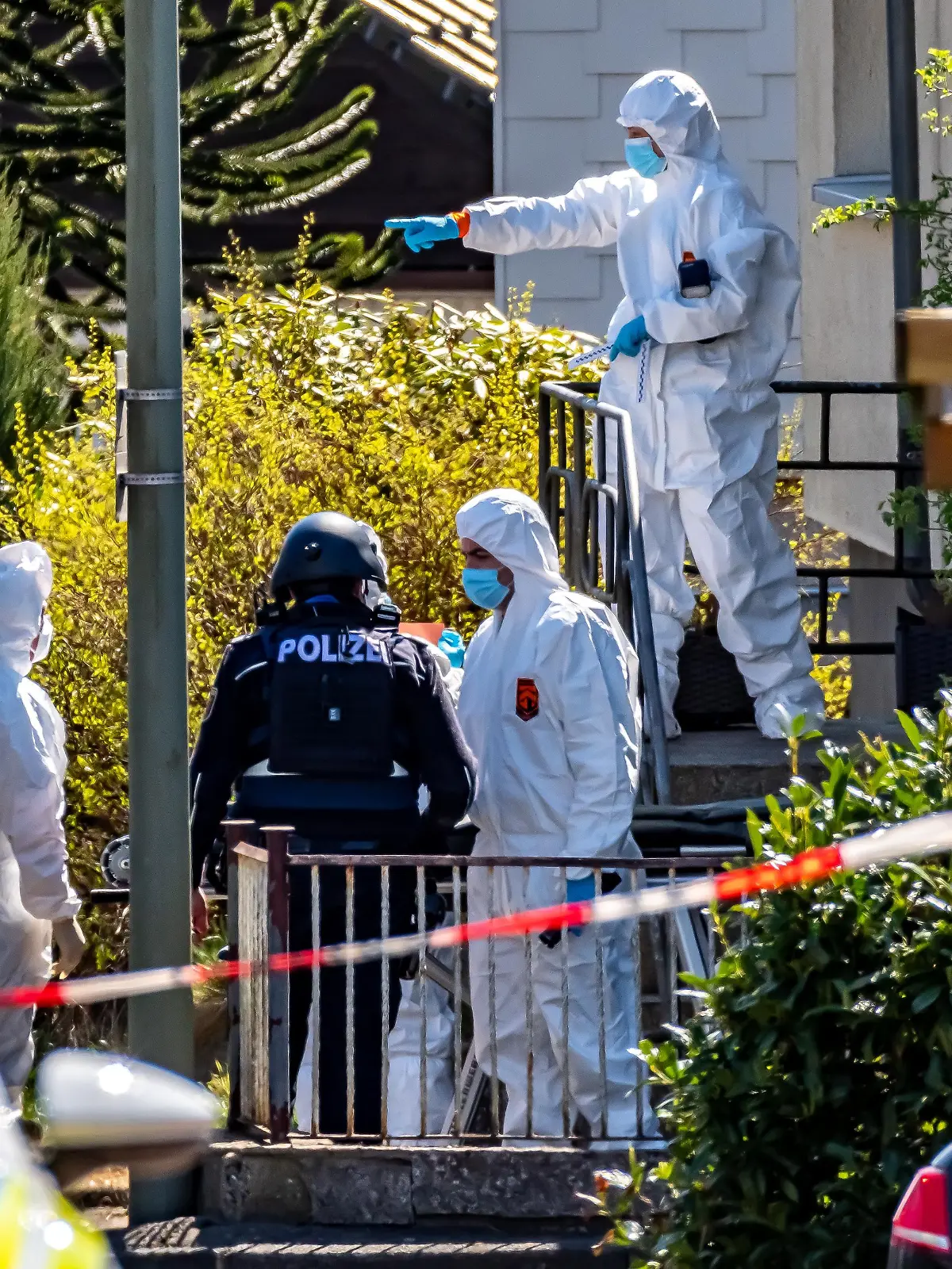 Spurensicherung und Polizei arbeiten in Weitefeld im Westerwald. Drei Menschen sind in Weitefeld im Westerwald tot aufgefunden worden. 
