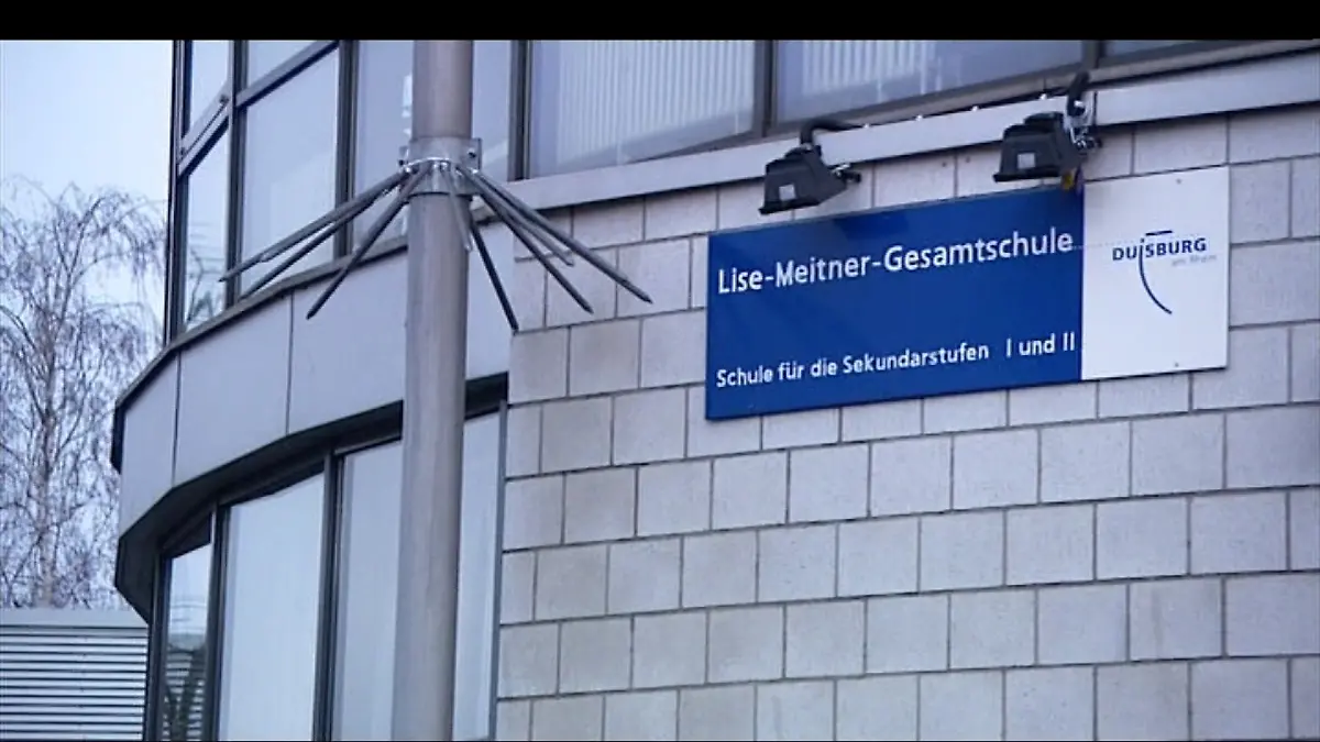 Lise-Meitner-Gesamtschule steht auf einem Schild am Schulgebäude