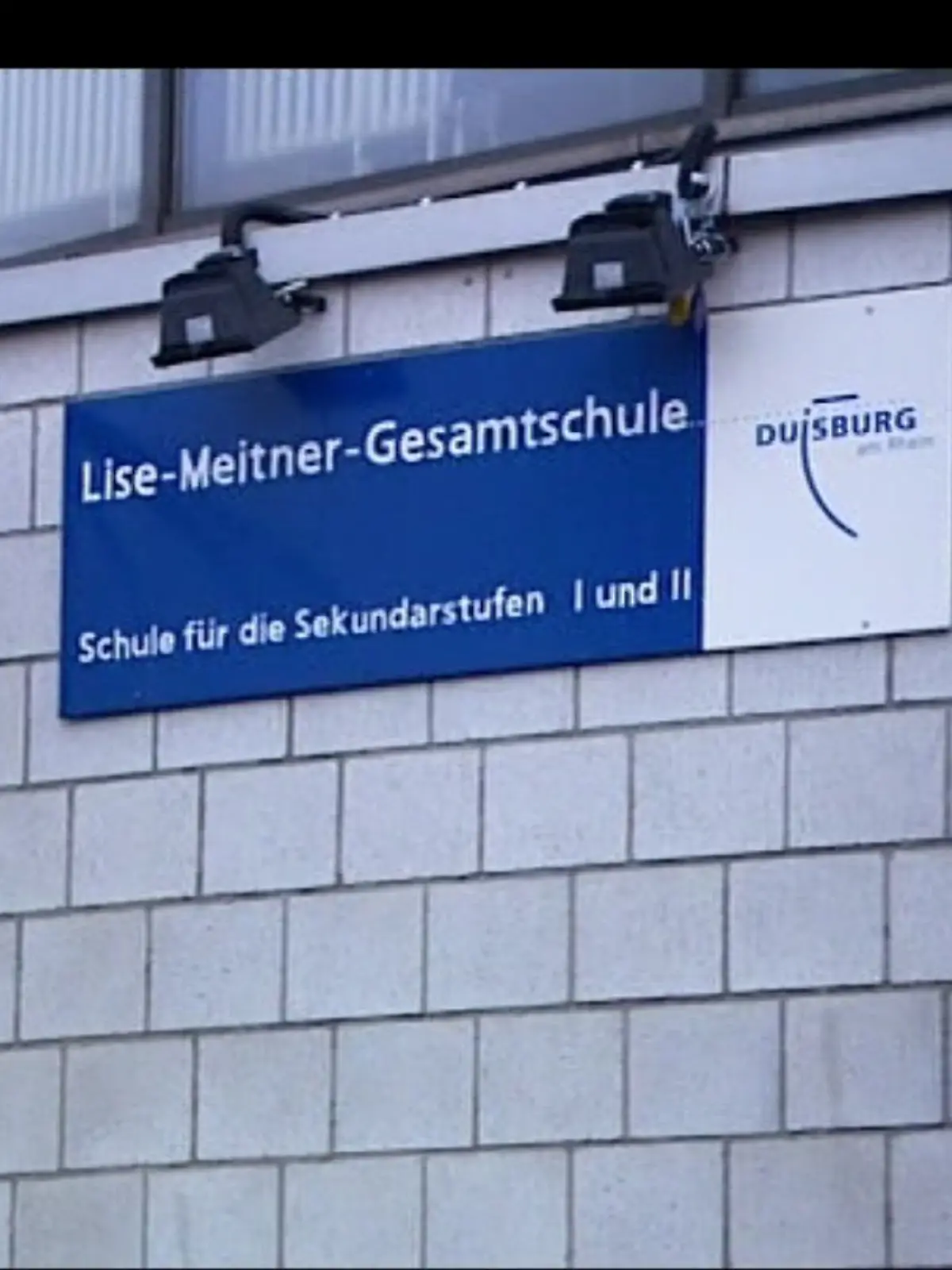 Lise-Meitner-Gesamtschule steht auf einem Schild am Schulgebäude