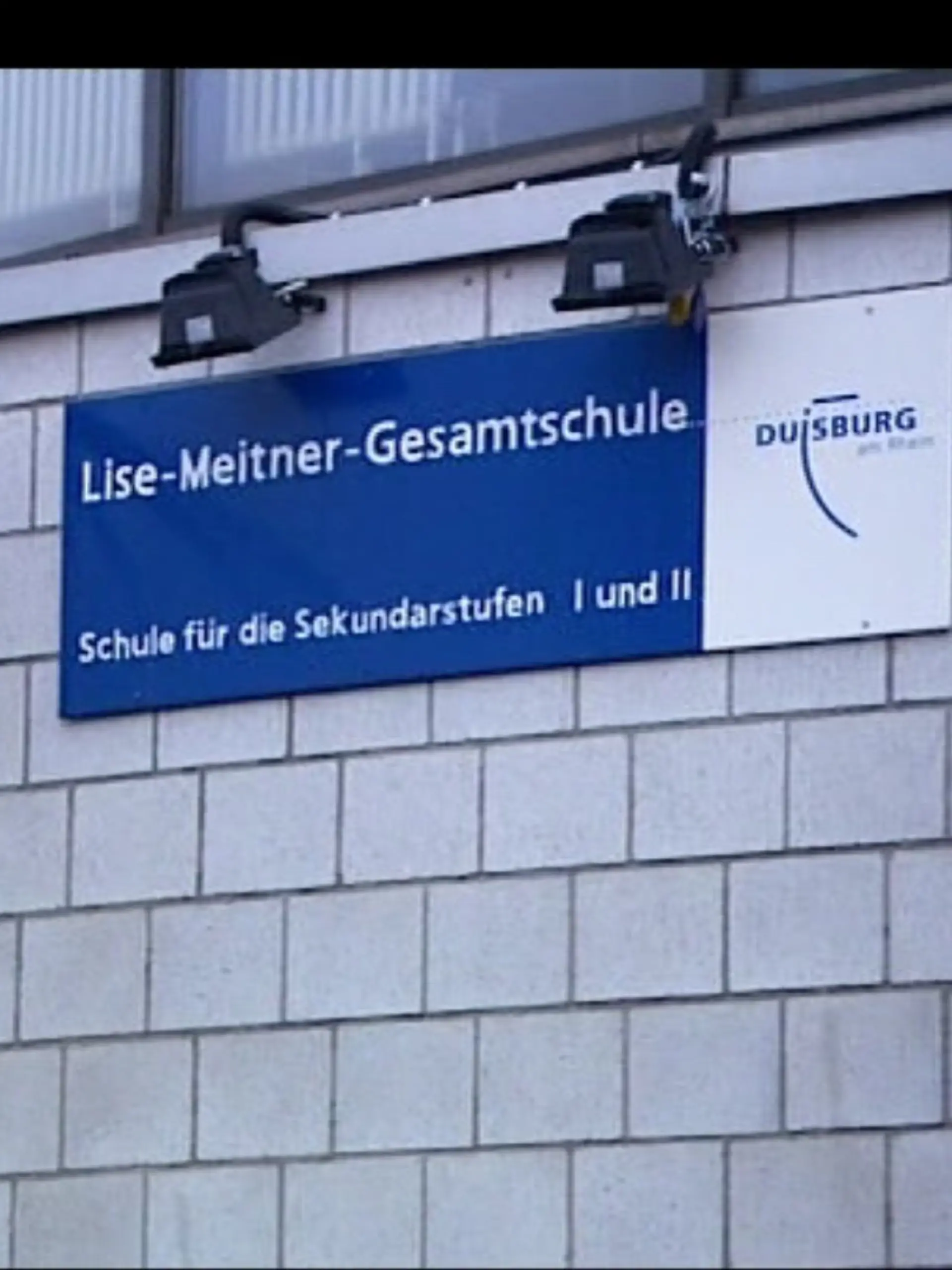 Lise-Meitner-Gesamtschule steht auf einem Schild am Schulgebäude