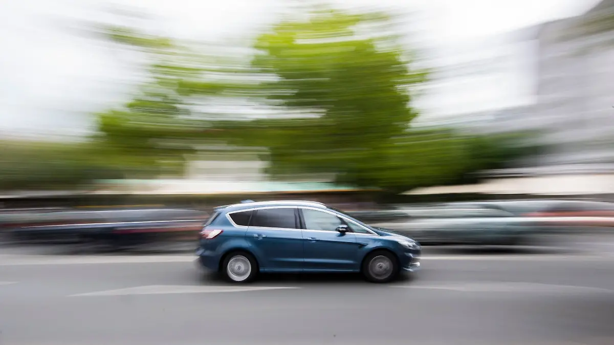 Die Kreispolizeibehörden in Nordrhein-Westfalen beteiligen sich ab Montag an einer europaweiten Tempo-Kontrollaktion im Straßenverkehr. (Symbolbild)