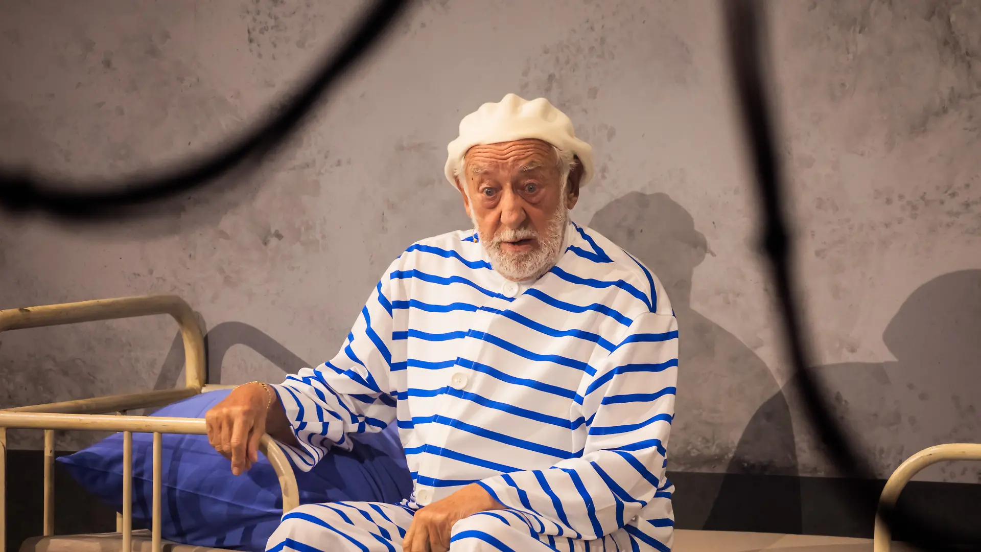 Dieter Hallervorden, Schauspieler, tritt mit dem Sketch Palim-Palim bei der Aufzeichnung von „75 Jahre ARD - Die große Jubiläumsshow” im Studio Berlin-Adlershof auf.