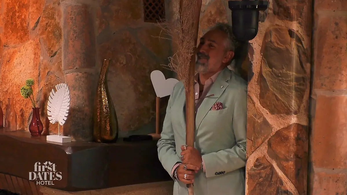 Roland Trettl erlaubt sich einen Spaß Mit Rezeptionistin Annie