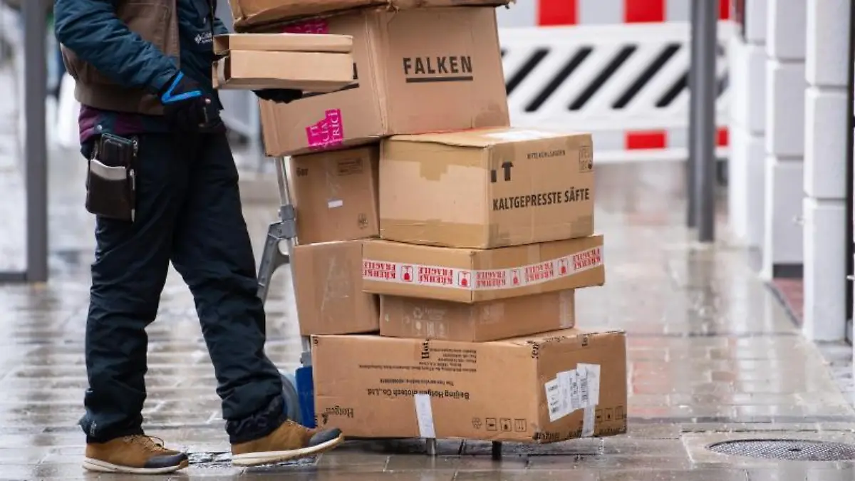 Der Paketbote alarmiert den Notruf und rettet so wohl ihr Leben.