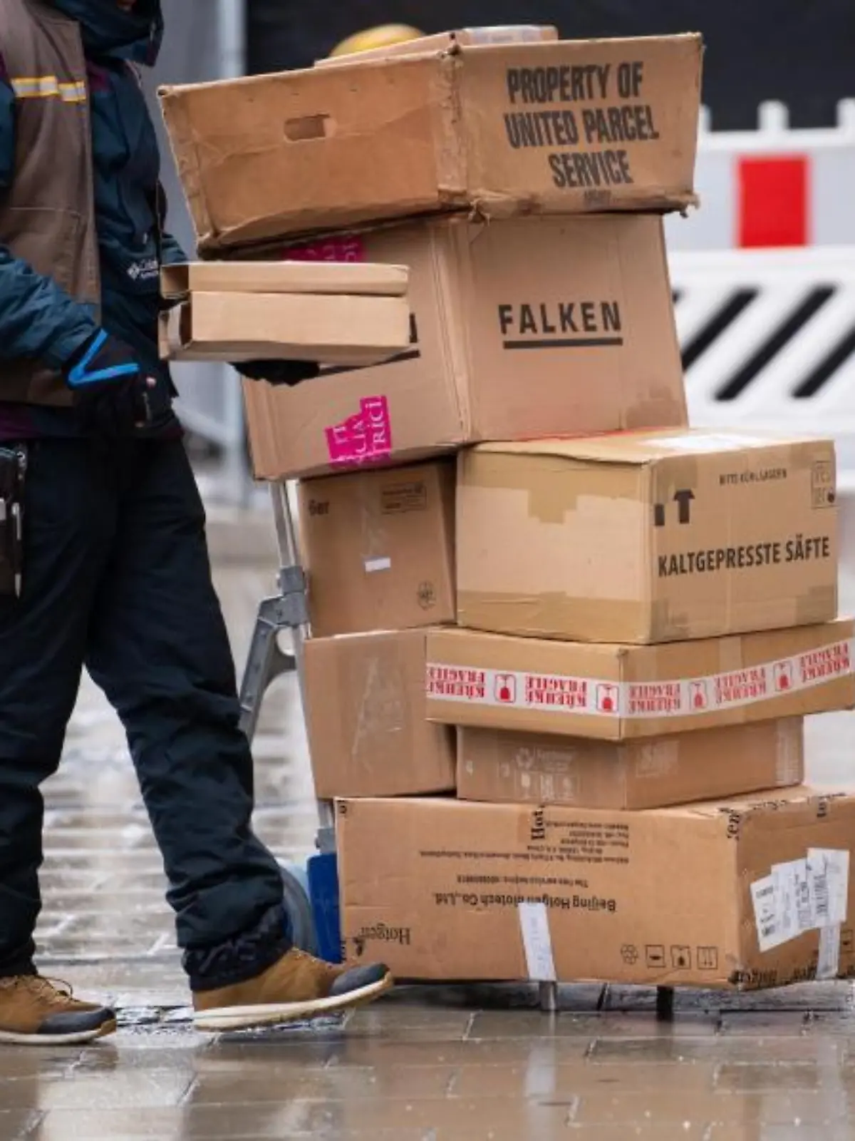 Der Paketbote alarmiert den Notruf und rettet so wohl ihr Leben.