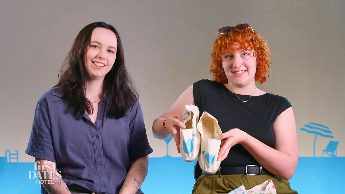 Emma und Caro bemalen Espadrilles Zweites Date am Pool