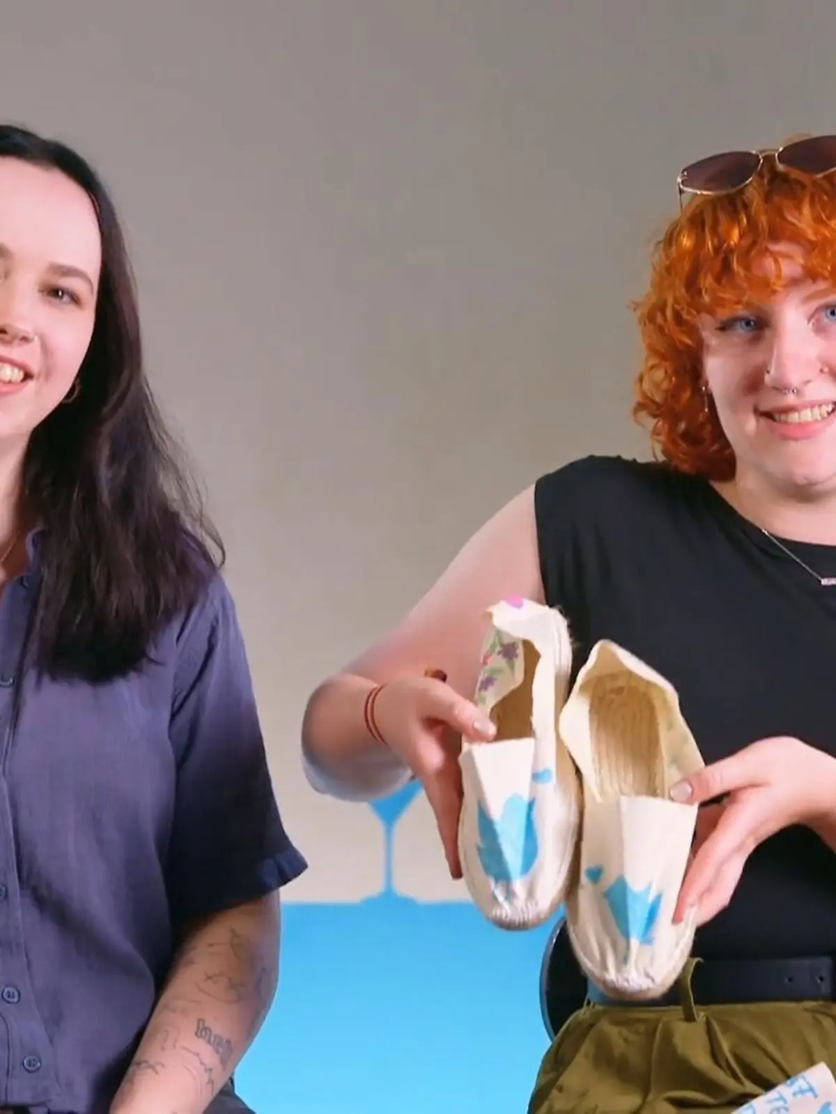 Bild zu: "Emma und Caro bemalen Espadrilles"