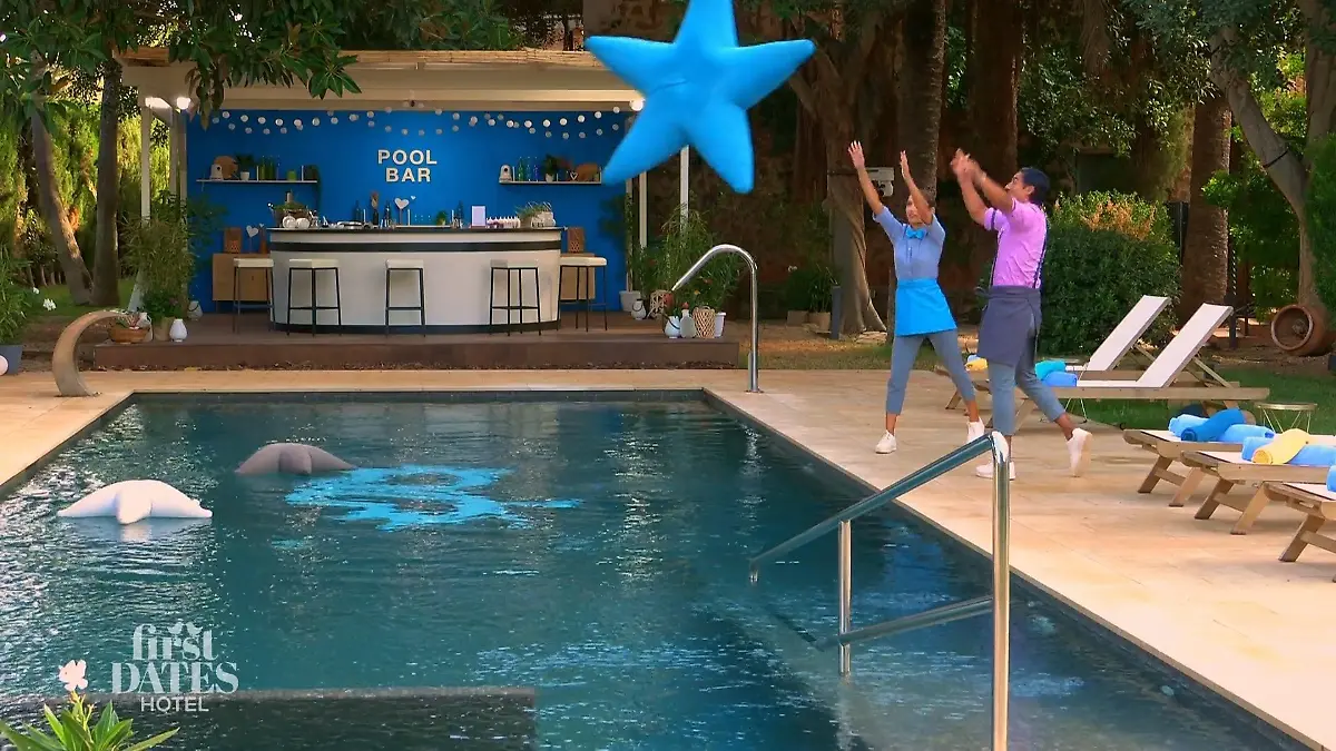 Nic und Mariella genießen ihre gemeinsame Pause Spaß am Pool