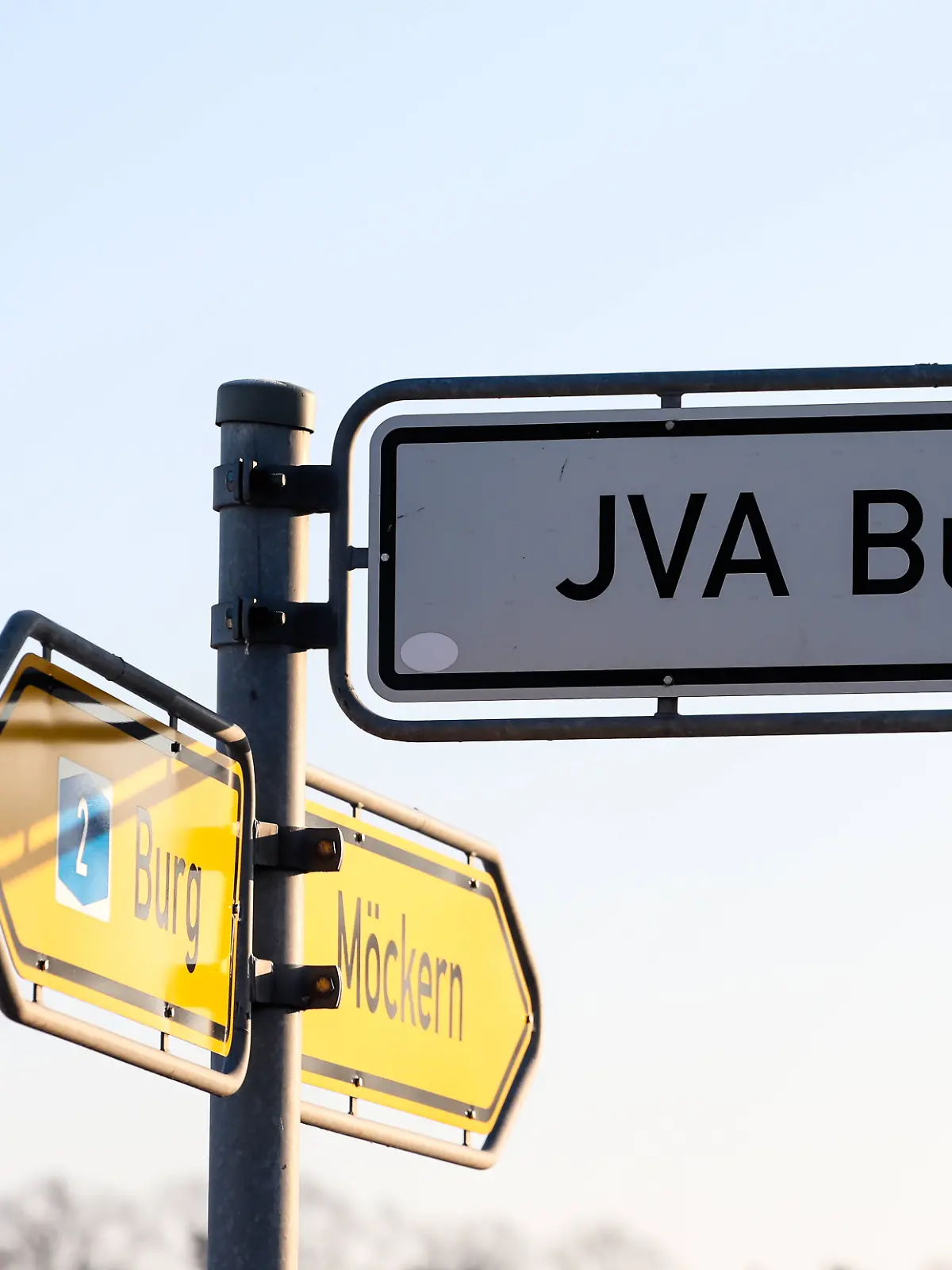 Die Frau starb in der JVA Burg durch Gewalt gegen ihren Hals. 