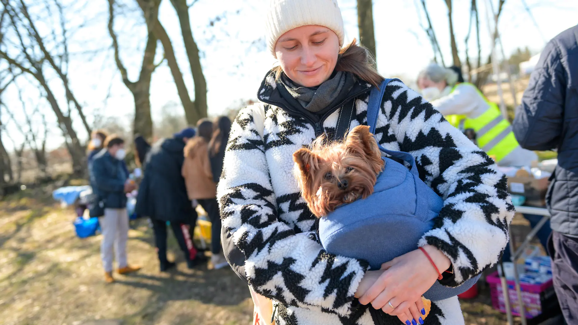 Die aus der Ukraine geflüchtete Kate Uvarova steht mit Hündin Elsa nahe der Zentralen Erstaufnahmestelle (ZEA) in Rahlstedt. Ukrainischen Flüchtlingen mit Haustieren soll in Hamburg mit Tierpatenschaften geholfen werden. Laut Gesetz dürften Menschen mit Hunden und Katzen nicht in jeder Gemeinschaftsunterkunft untergebracht werden.