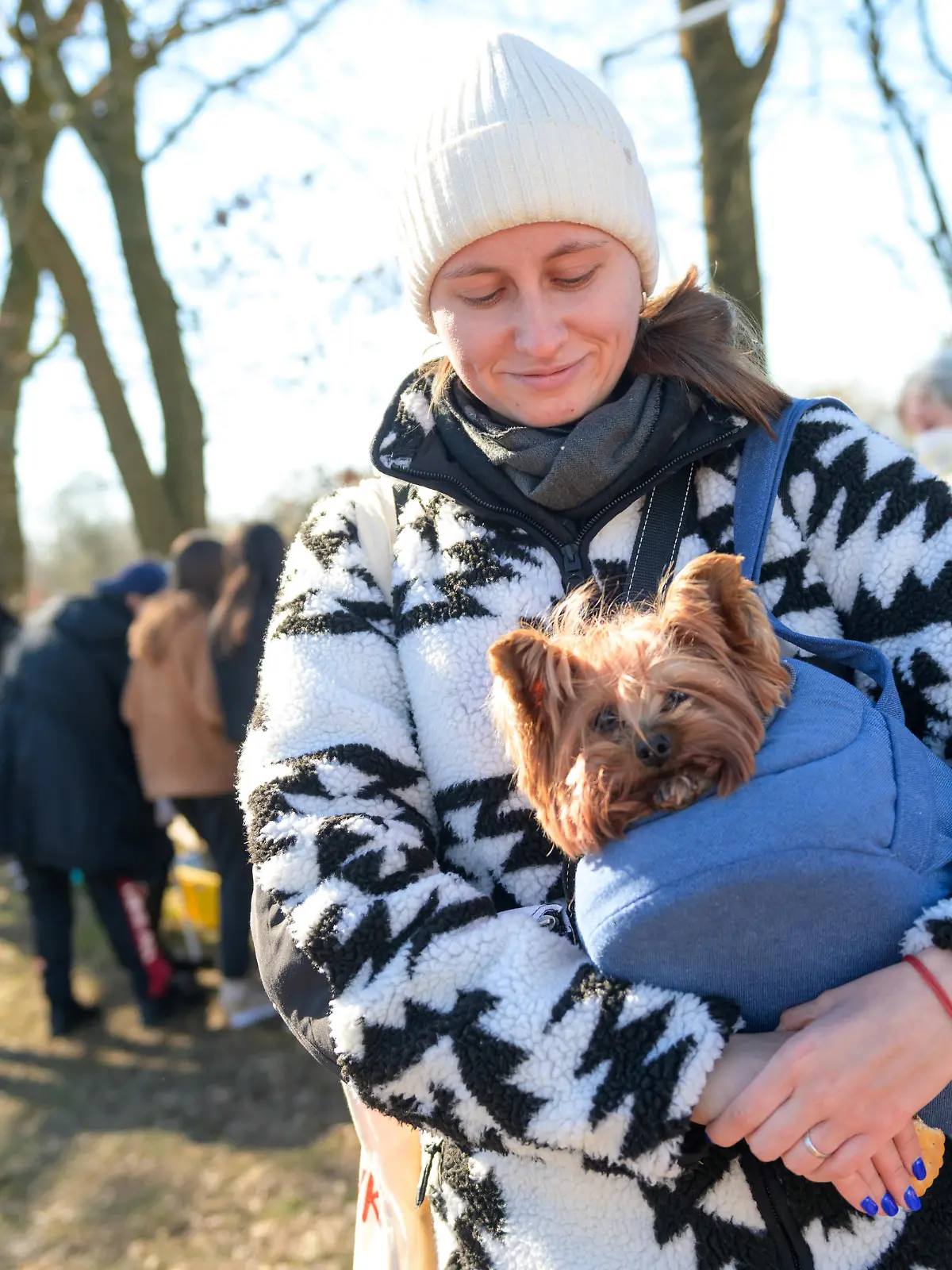 Die aus der Ukraine geflüchtete Kate Uvarova steht mit Hündin Elsa nahe der Zentralen Erstaufnahmestelle (ZEA) in Rahlstedt. Ukrainischen Flüchtlingen mit Haustieren soll in Hamburg mit Tierpatenschaften geholfen werden. Laut Gesetz dürften Menschen mit Hunden und Katzen nicht in jeder Gemeinschaftsunterkunft untergebracht werden.