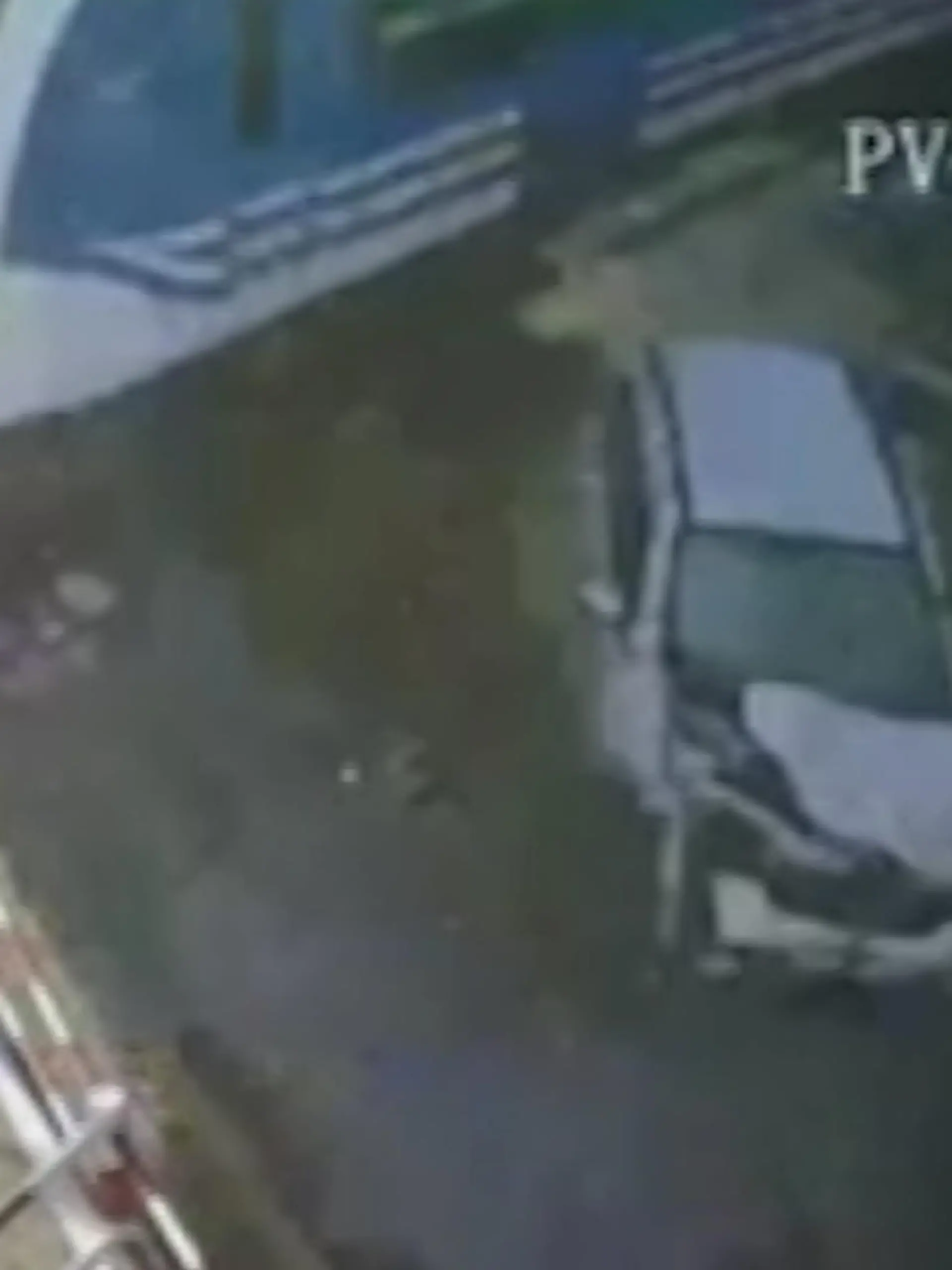 In Argentinien hat sich eine Frau mit ihrem Auto auf einem Bahnübergang festgefahren. Sie kann das Auto aber nicht zurücksetzen, weil sie von einem Linienbus blockiert wird. Schließlich kracht ein Zug in den Wagen und schleudert ihn mit voller Wucht auf die Seite. Die Frau hat einen aufmerksamen Schutzengel, ihr ist nichts passiert.