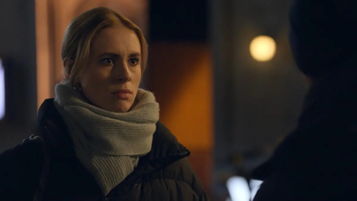 GZSZ-Folge 8253 vom 15. April 2025 im TV: Erfährt John, dass er der Vater  von Clara ist?