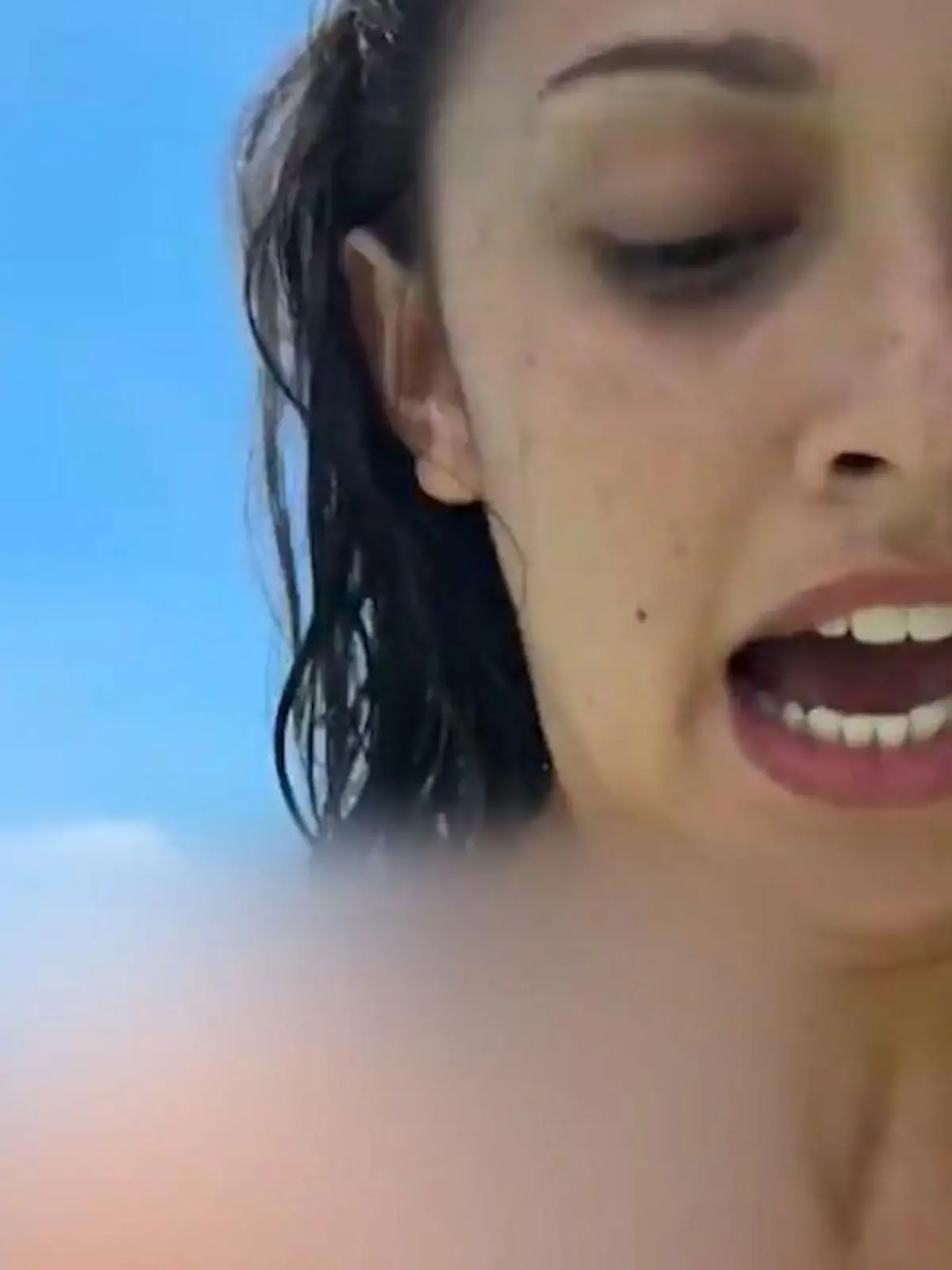 Bild zu: "Während Werbevideo-Dreh! Influencerin setzt sich auf tödliche Giftqualle"